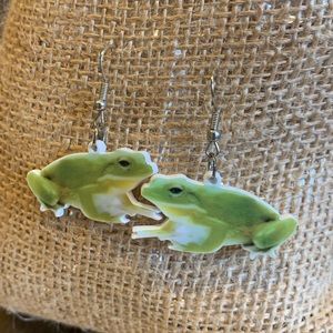 cute, springtime, dangle froggy earrings!